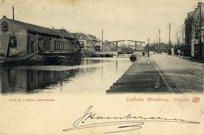 600180 Gezicht op de Leidsche Rijn te Utrecht met links de Lood- en Zinkpletterij van A.D. Hamburger (Leidsekade 30) te ...
